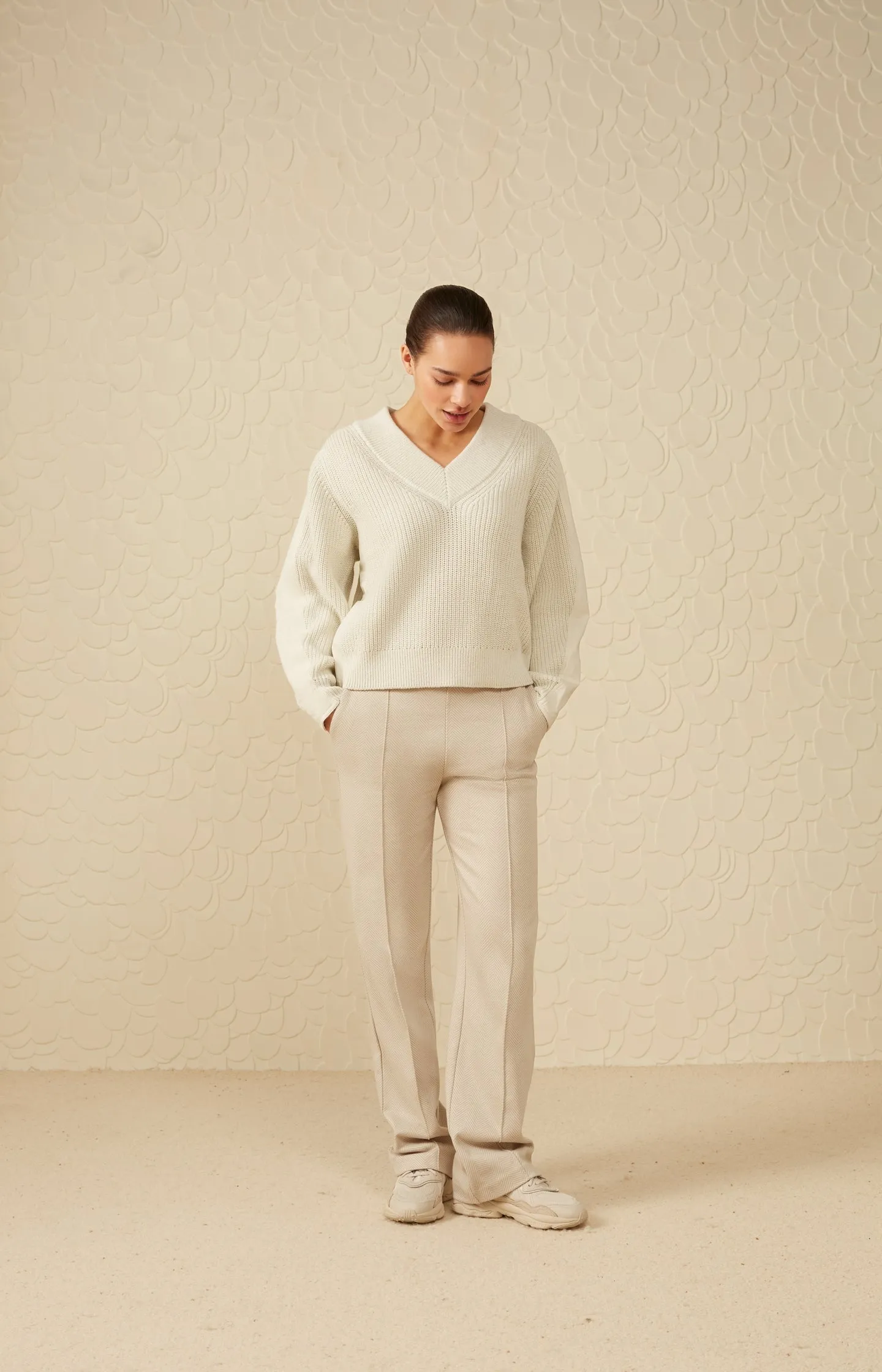 Soft herringbone trousers with pockets and elastic waist